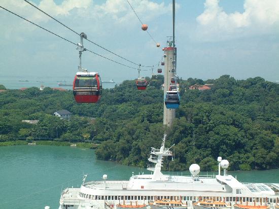 where-to-stay-in-singapore Sentosa-cable-car-1