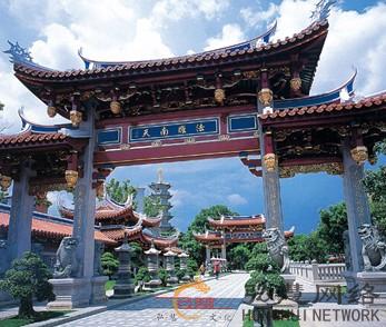 where-to-stay-in-singapore Lian-Shuang-Lin-Temple 1